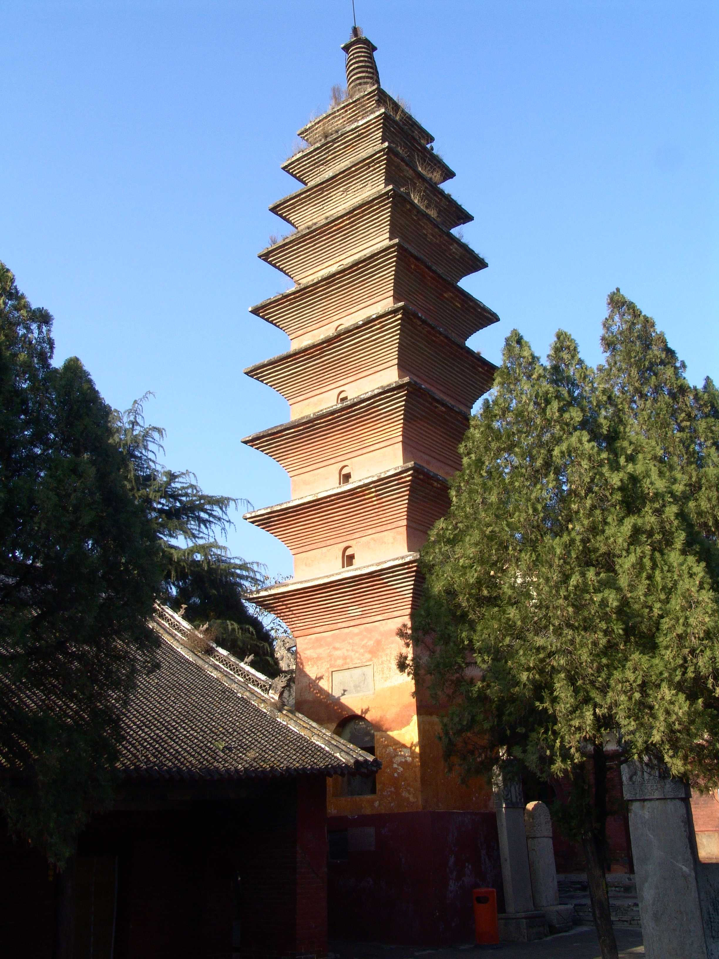 汝州市-風穴寺-七祖塔，天臺七祖貞禪師舍利塔。貞禪大師俗姓張，名貞，京兆（西京長安）人，幼年知名太學，及第后看破紅塵，出家衡山，以后輾轉(zhuǎn)來到風穴寺，廣傳佛法，興建寺院，遍植柏樹。.JPG