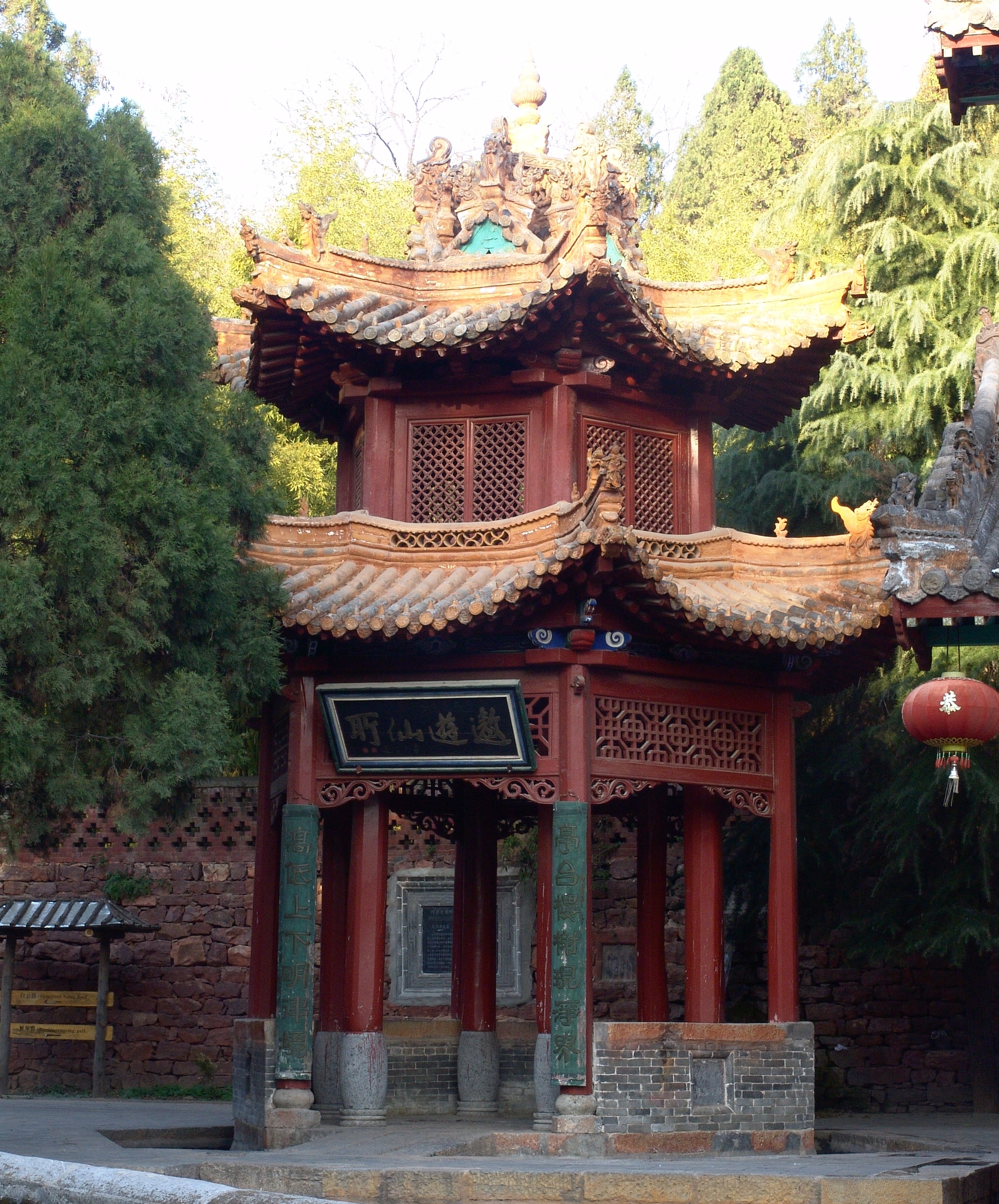 汝州市-風穴寺-漣漪亭，建于明嘉靖年間，為雙層六角亭，頂為攢尖頂，上飾麒麟馱寶瓶，米形脊，火焰尖，圍脊，垂脊飾龍吻及珍奇走獸，共用六脊六獸。.JPG