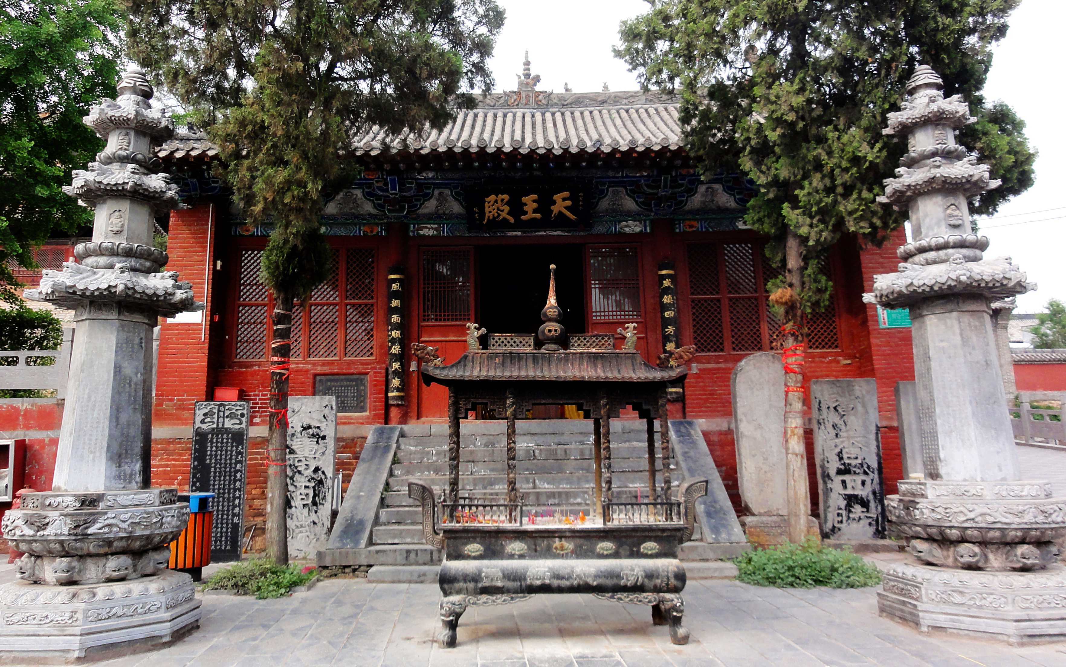汝州市-風穴寺-天王殿，趙留忠攝。建于明弘治年間（公元1488-1506年）。正面供奉彌勒菩薩，背后為韋馱菩薩，左右為四大天王和哼哈二將。.JPG